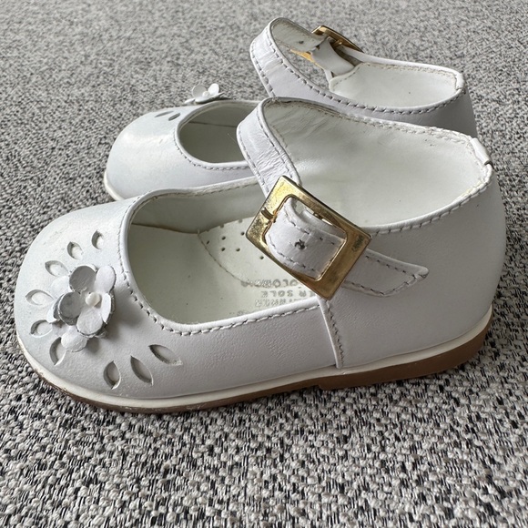 Karela Baby girl’s Garden Walking Shoes. These white leather shoes .  Size 3M. - Picture 7 of 12